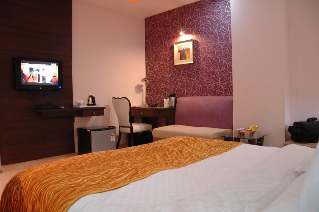 Hotel Palmdale Zirakpur Buitenkant foto