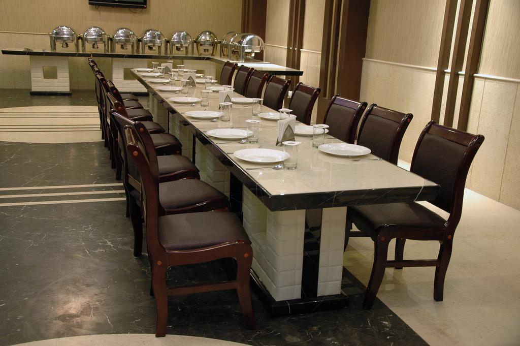 Hotel Palmdale Zirakpur Buitenkant foto